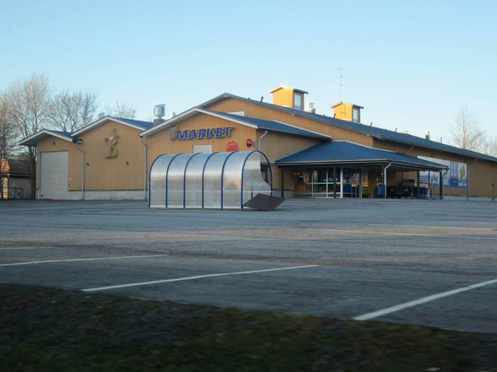 Kaupan kärrykatos rikki